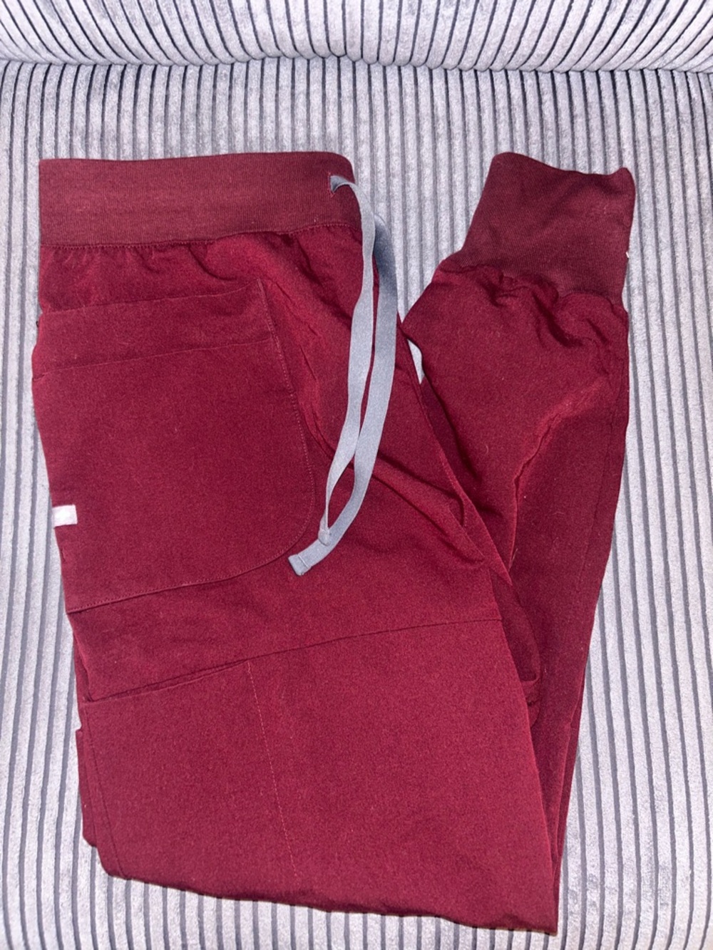 FIGS NEPAL BURGUNDY JOGGER SCRUB - women’s medium (M)